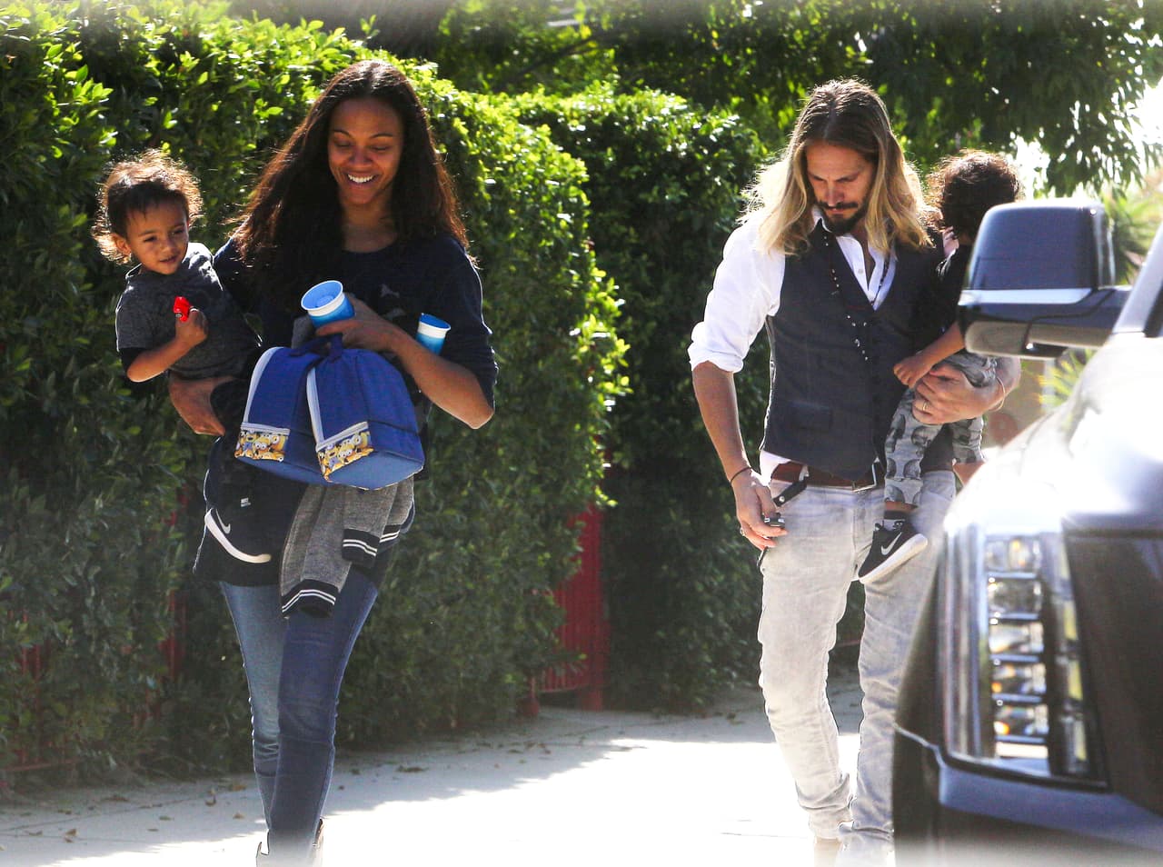 Zoe en 'multitasking' maternal, cargando sus loncheras y sus vasitos.