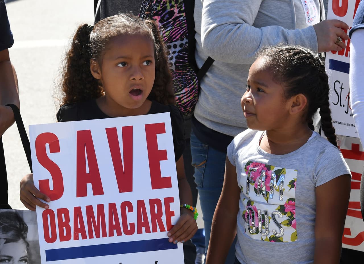 <b>"Salven a Obamacare"</b>. Estas dos niñas asistieron a una protesta en Los Ángeles el 23 de marzo, justo el día en el aniversario de la legislación que fue firmada hace siete años.