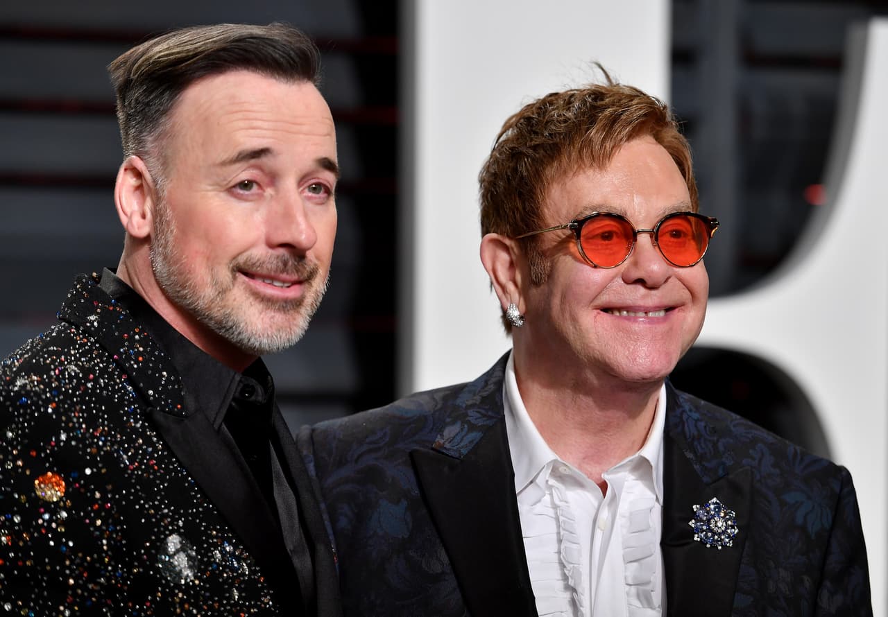 En diciembre de 2010, 
<b>Elton John</b> y su pareja, David Furnish se convirtieronen padres de un niño gestado en un vientre de alquiler al que llamaron Zachary Jackson Levon Furnish John.