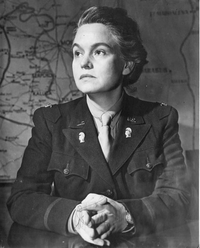 <b>Oveta Culp Hobby (1905-1995).</b> Durante la Segunda Guerra Mundial, Hobby formó un grupo de mujeres de apoyo para el Ejército de Estados Unidos y consiguió reclutar a más de 150,000 en el Cuerpo Militar Femenino Auxiliar (
<i>Women’s Army Auxiliary Corps</i>), del que fue su primera directora. En 1953, el presidente Dwight Eisenhower la nombró secretaria de Salud, la primera mujer en ocupar el cargo que entonces incluía Educación y Bienestar. En sus palabras, “las mujeres participaron como ciudadanas, no solo como mujeres. Esto era una guerra de todos, y todos estábamos en ella”.
