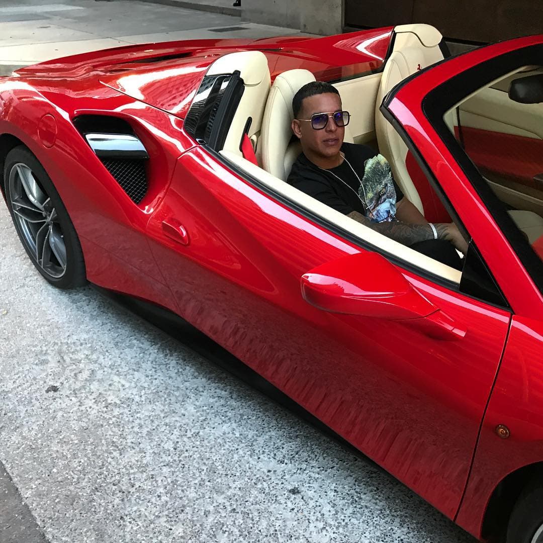 Ferrari tiene lugar en el garaje de Daddy Yankee, con este nuevo 488 Spider, el impresionante convertible de la marca italiana. Su precio en Estados Unidos se estima en 270,000 dólares.
<br>