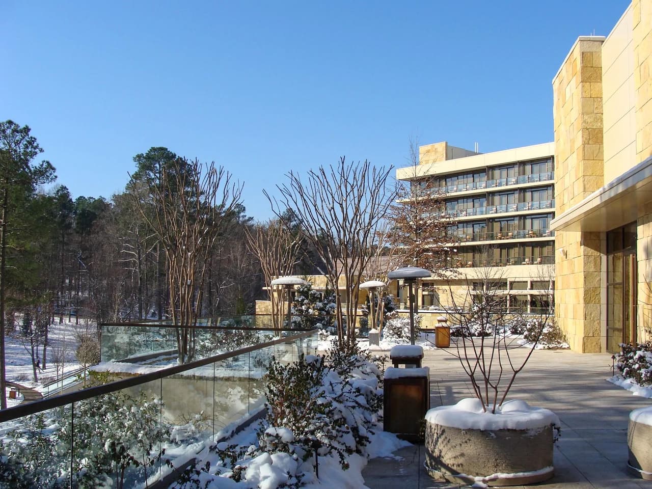 <b>Cary</b>. La máxima experiencia de relajación te espera en The Umstead Hotel and Spa en Cary. Las escapadas románticas en The Umstead incluyen comidas en el restaurante Five-Star del hotel, alojamiento frente al lago y un spa.
<br>
<br>
<b><a href="https://goo.gl/maps/EQ1jCYQCw1ZVNsmM9">Cómo llegar</a></b>