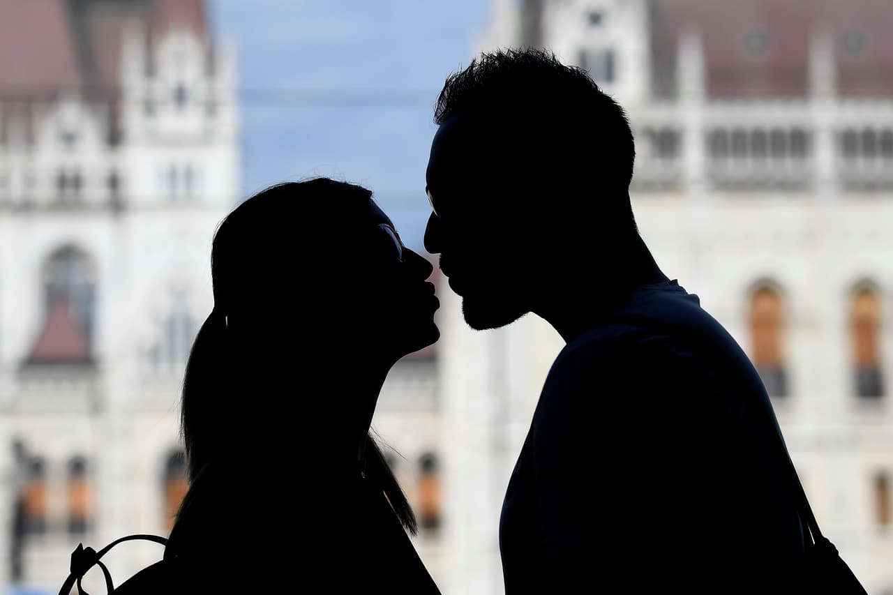 La experta enfatiza, que si bien las enfermedades que pueden causar un beso no son mortales, si pueden ser muy perjudiciales para nuestra salud y la de nuestra pareja.
<br>
<br>
<b>***Este contenido tiene finalidad informativa. Si crees que tienes alguna de las enfermedades que listamos por favor consulta con tu médico***</b>
<br>