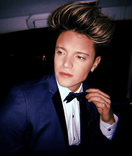 También es cantante, músico y modelo.