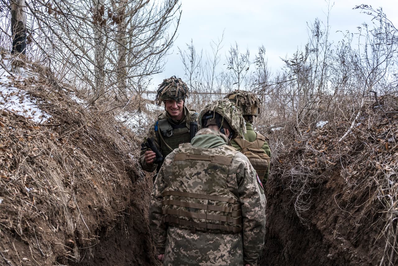 Personal militar ucraniano en el pueblo de Nueva York, antes conocido como Novhorodske, al este de Ucrania, el 17 de enero de 2022. 
<br>
<br>La actividad de inteligencia de Rusia contra Ucrania también se ha intensificado, según el informe. Se han desplegado unidades adicionales de tráfico de radio y satélite cerca de la frontera y los vuelos de reconocimiento a lo largo de la frontera se han triplicado con respecto a esta época del año pasado.