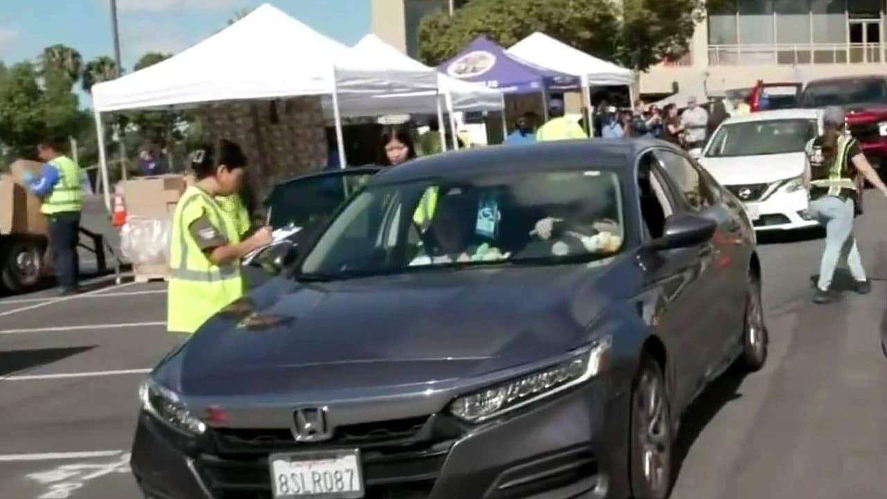 Así distribuyen alimentos gratuitos en Los Ángeles ante recortes en el programa de ayuda SNAP
