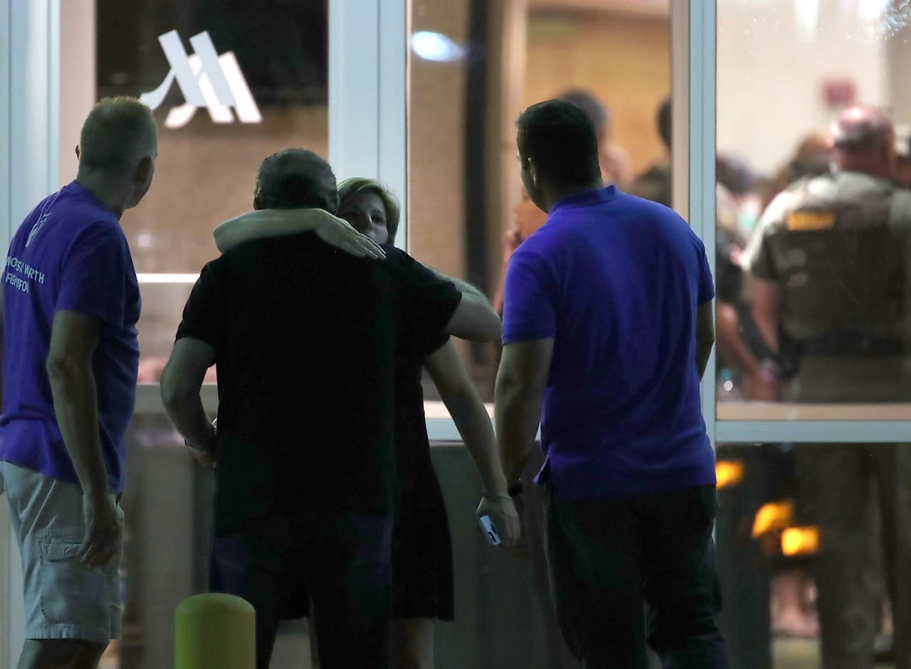 Conforme fueron pasando las horas, el salón de conferencias del hotel Marriot Heron Bay de Parkland se fue vaciando de estudiantes, y allí quedaron familias que aún no habían escuchado nada de sus hijos.