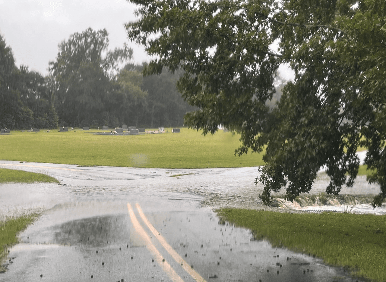 De otra parte, el Departamento de Manejo de Emergencias de Georgia advirtió a los residentes de los condados de Appling, Bulloch y Burke que no salgan pues hay múltiples carreteras inundadas.