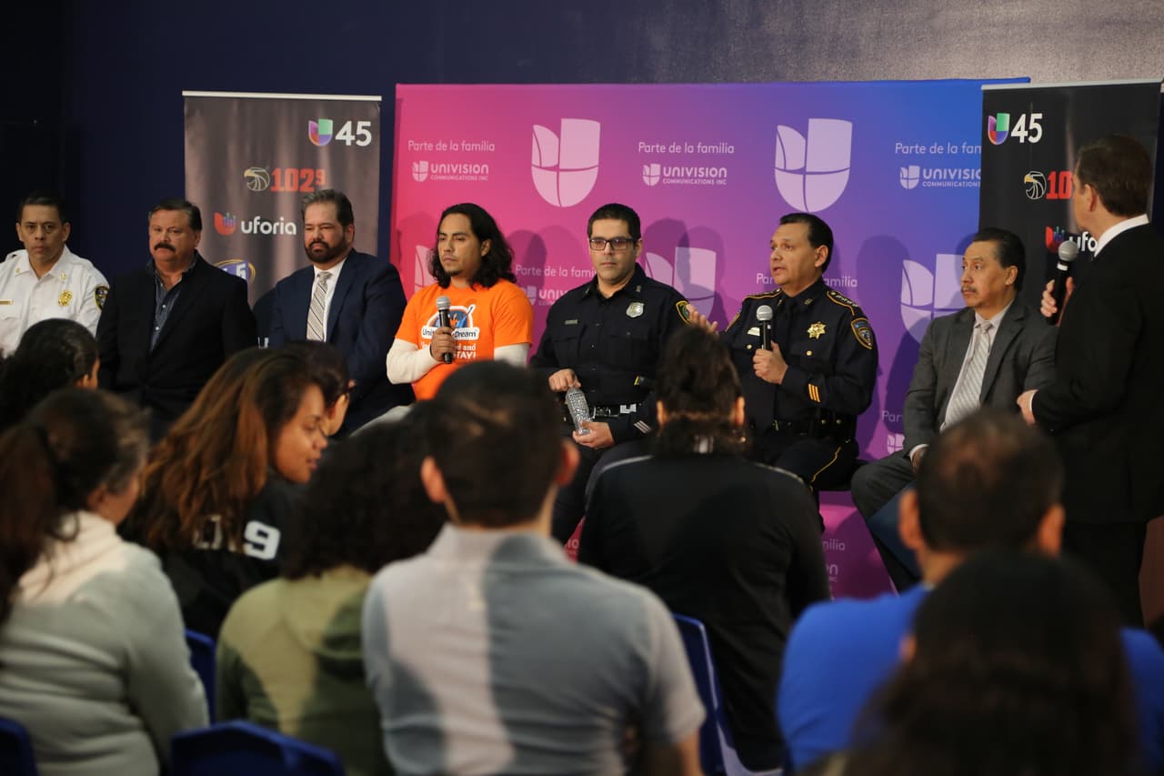 El sheriff del condado Harris, Ed González, respondió a cada una de las preguntas que le hicieron los asistentes, incluso las que tenían que ver con su promesa de campaña de acabar con el programa de cooperación con ICE 287(g).