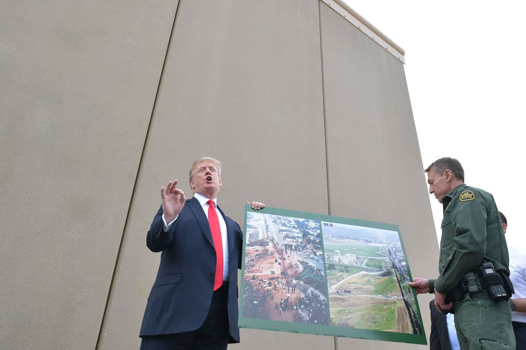 "Para la gente que dice que no quiere un muro, si no tuviéramos muros aquí, ni siquiera tendríamos un país, ni un país", dijo Trump.