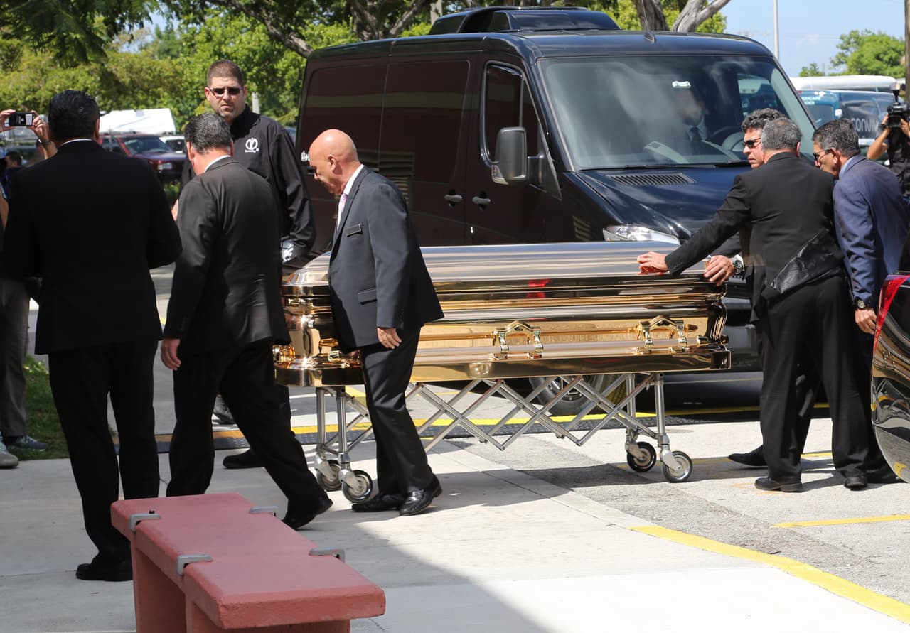 Ciudadanos de todos los países, mayormente latinoamericanos, se dieron cita en Miami para despedir a su ídolo, el hombre con cuyas canciones muchos de ellos se enamoraron.