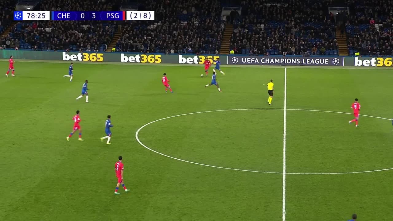 ¡TIRO ATAJADO! disparo por Alejandro Garnacho.