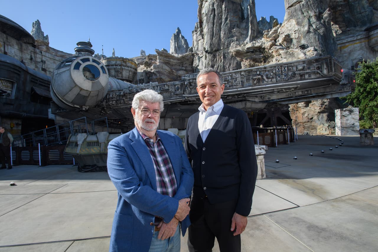 Bob Iger, presidente director ejecutivo de The Walt Disney Company, junto al creador de Star Wars, George Lucas, enfrente de la emblemática nave Millennium Falcon.