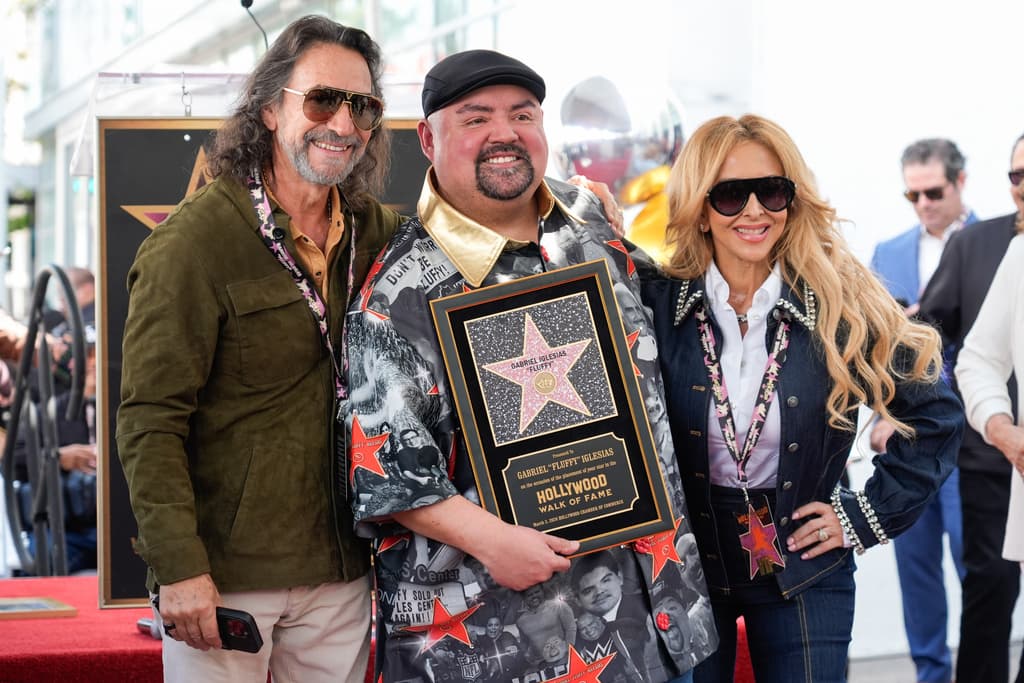 El comedianteGabriel "Fluffy" Iglesias recibió la estrella número 2,838 en elPaseo de la Fama de Hollywood durante una ceremonia realizada el martes 3 de marzo de 2026 a las 11:30 a.m. PT, en el 7060 Hollywood Boulevard, frente al edificio Dolby Theatre.