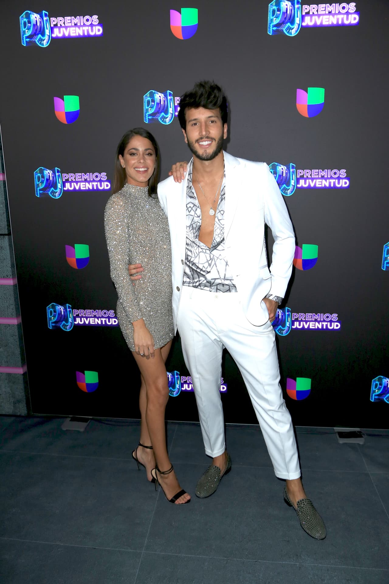 Durante su desfile por la alfombra, este par de guapos no ocultó el amor que se tienen.
