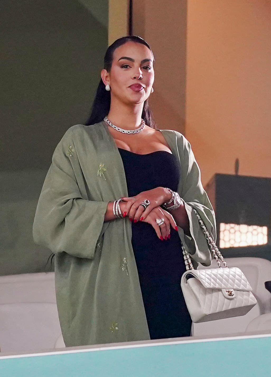 Finalmente, la también empresaria portaba una banda de diamantes valorada en 61,222 dólares. 
<br>