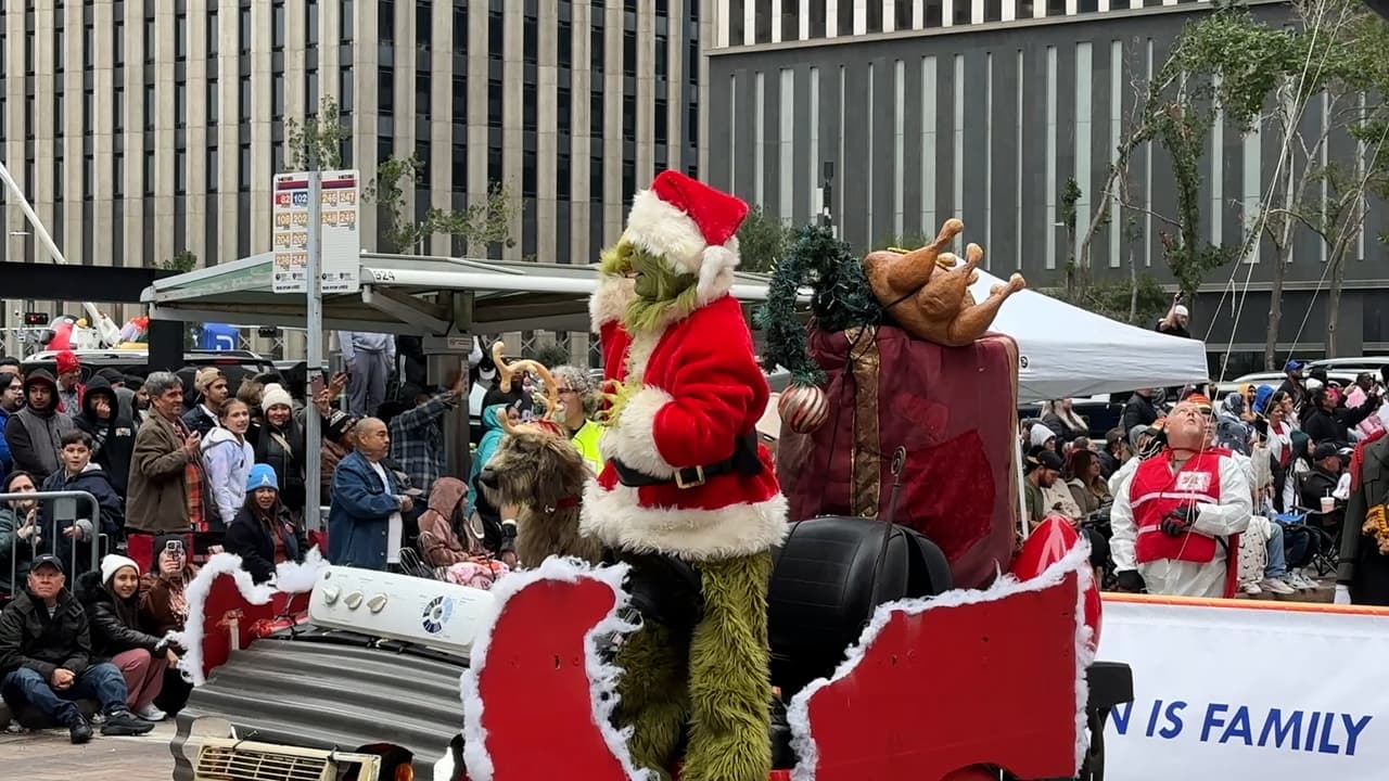 El Grinch hizo una aparición especial en los carros alegóricos.