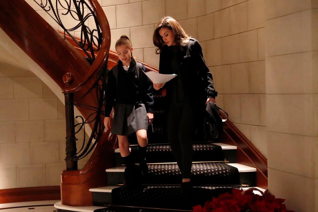 Esta fotografía del 10 de enero de 2018 muestra a la reina Letizia repasando un documento junto a su hija Sofía, antes de ir a la escuela.