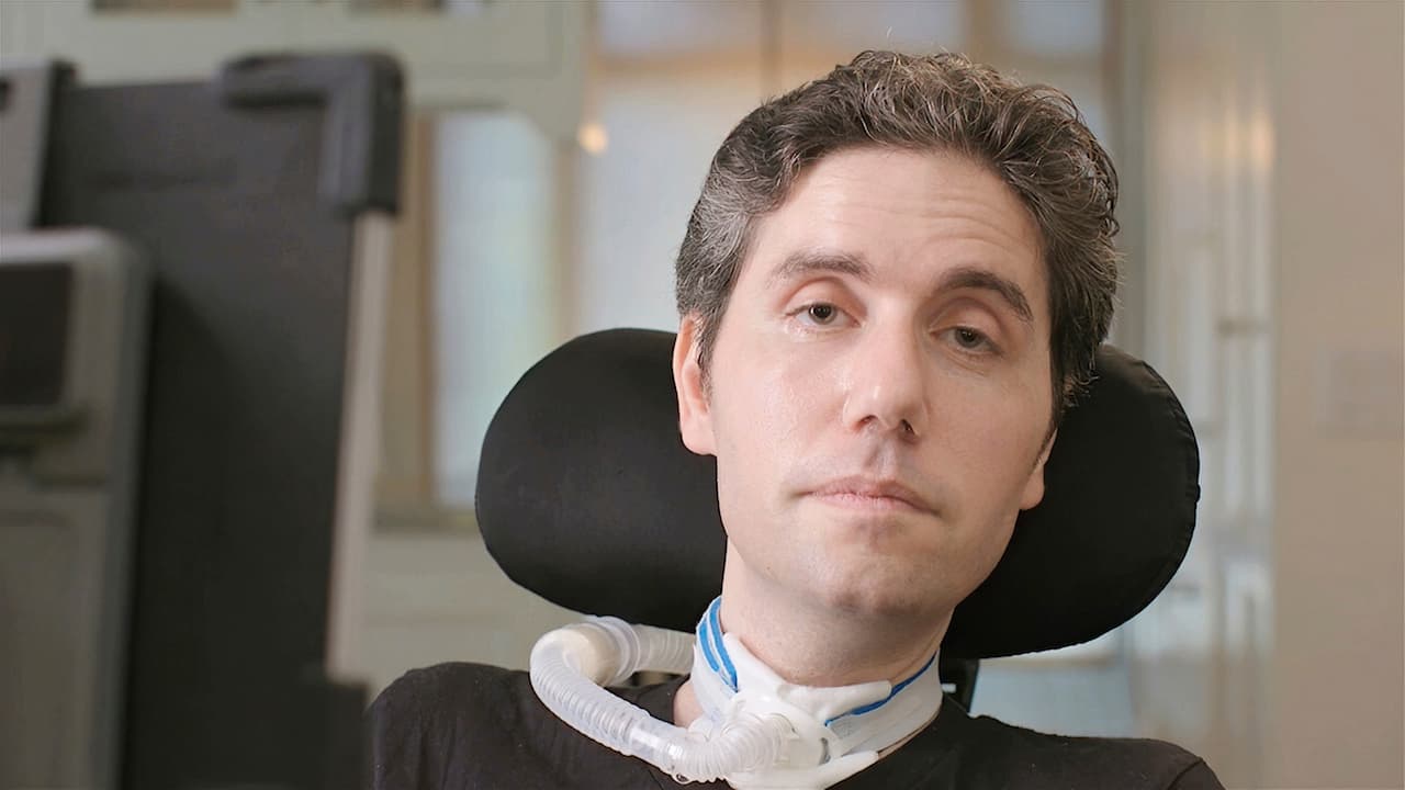 Ady Barkan, activista por el derecho a la salud que sufre una enfermedad terminal neurodegenerativa llamada esclerosis lateral amiotrófica (ELA), habló desde Santa Barbara, California, a través de voz computarizada.
<b> </b>Barkan dijo que el sistema de salud está quebrantado y que el tratamiento médico es "deshumanizante cuando estamos más necesitados".