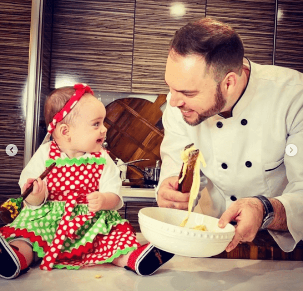 Según confesó la presentadora, su hija se parece mucho a su padre: "Hasta se duermen igual", dijo para la revista ¡Hola! en agosto de 2020.