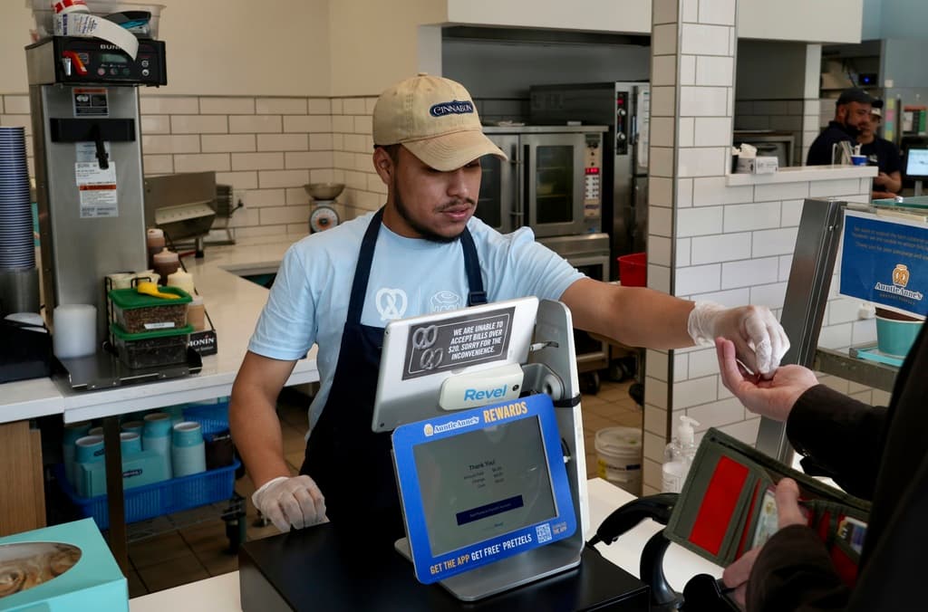 Desde este lunes: nuevo salario mínimo de $20 la hora para los trabajadores de comida rápida en California