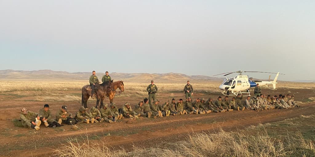Un grupo de presuntos migrantes fue detectado cerca de la frontera entre Arizona y New Mexico. Los agentes de la estación Douglas respondieron con la patrulla de caballos y un equipo aéreo. Detuvieron a 38 migrantes a casi 19 millas al norte de la frontera.
