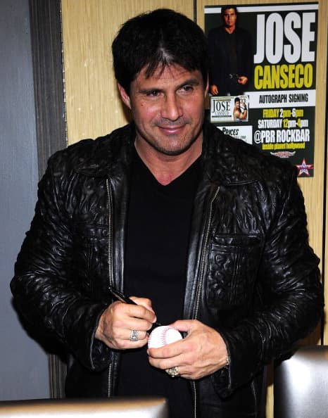 Incluso, José Canseco retó a Rodríguez a una pelea.