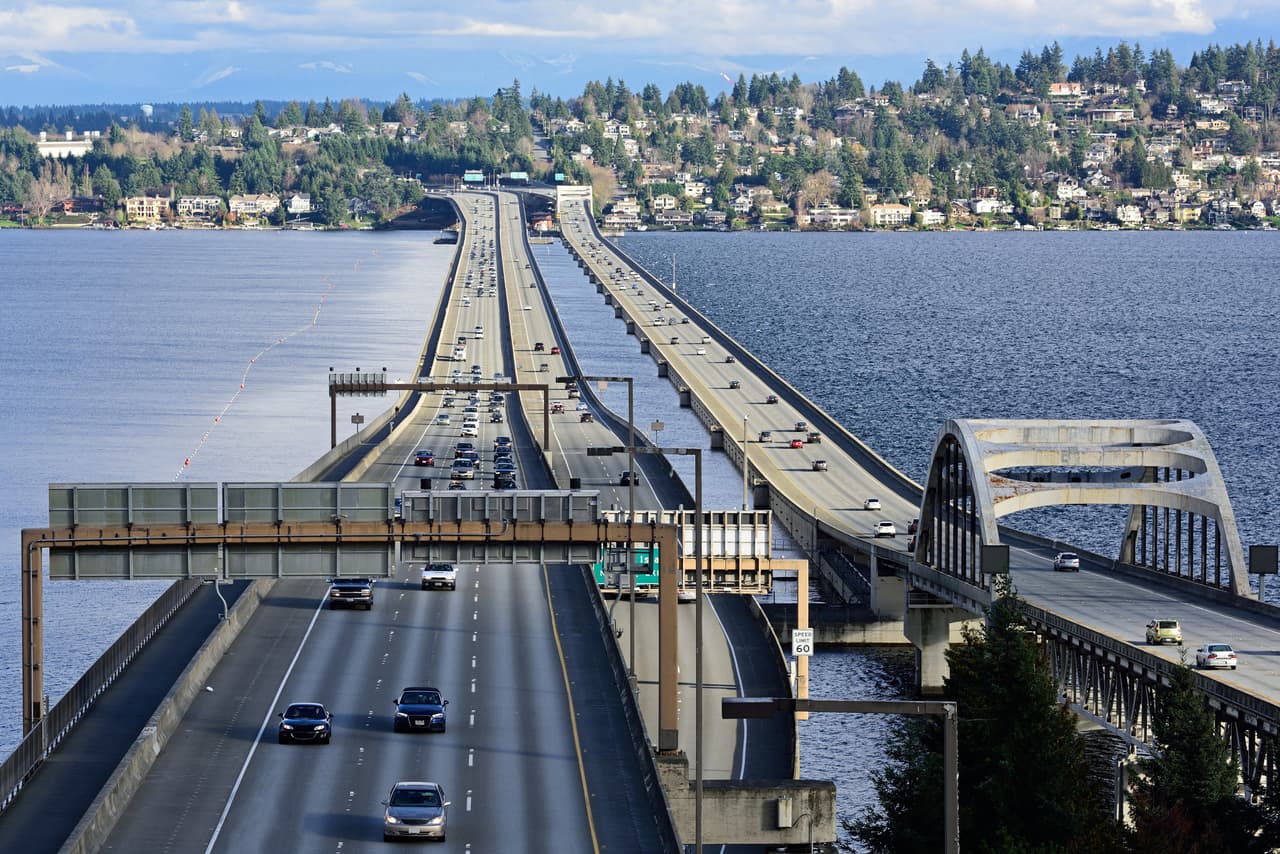 <b>Puesto 20. Mercer Island, Washington</b>
<br>
<br>Valor promedio de una vivienda: 1,218,200 dólares.
<br>
<br>Promedio de la mensualidad de la hipoteca: más de 4,000 dólares.
<br>
<br>Porcentaje de unidades de vivienda con hipoteca: 65.7%.
<br>
<br>Porcentaje de propietarios de viviendas: 68.7%.
<br>
<br>Ingreso familiar promedio: 147,566 dólares anuales.
<br>
<br>El portal 24/7 Wall Street encontró las ciudades donde las residencias cuestan más en el país, utilizando los datos del Censo de Estados Unidos. En el estudio se incluyeron todas las ciudades, pueblos y comunidades no incorporadas de al menos 25,000 habitantes.
<br>