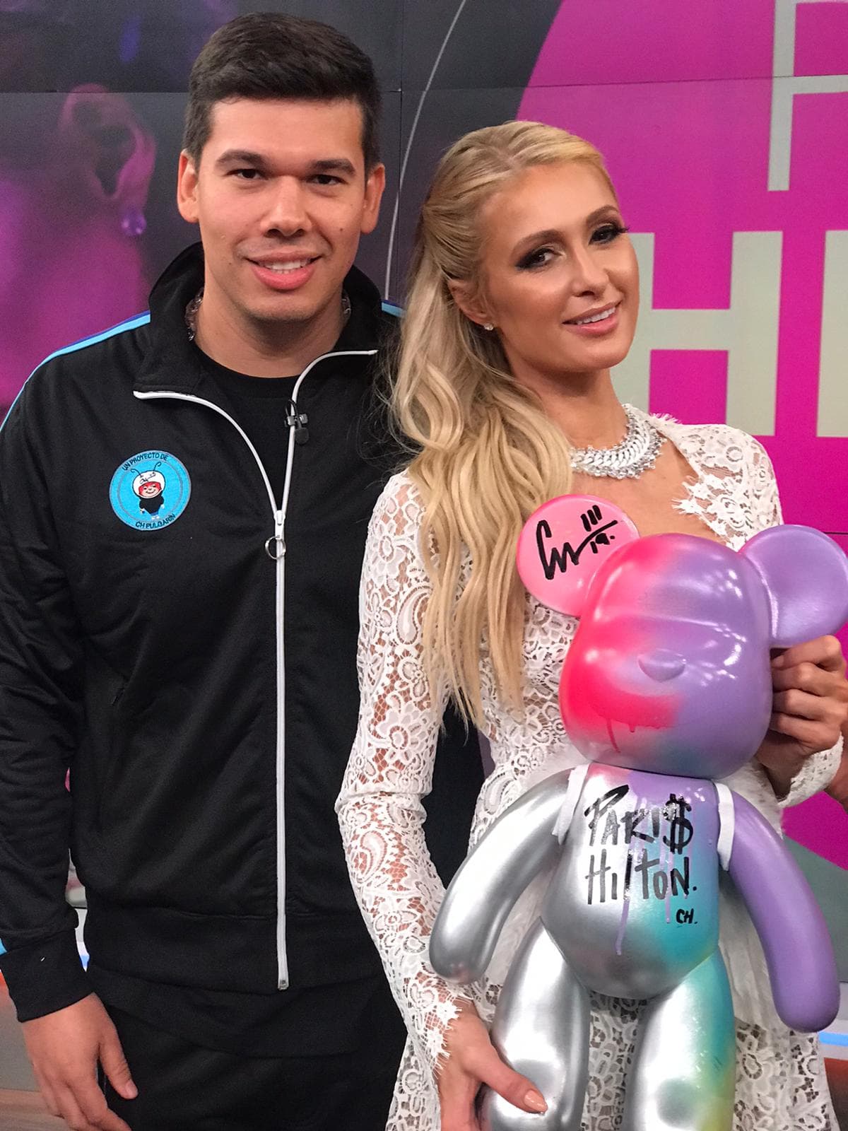 Paris Hilton estaba feliz con el oso personalizado que le diseñó el artista Ch Pulgarin. ¡El oso tiene un valor de 10 mil dólares!