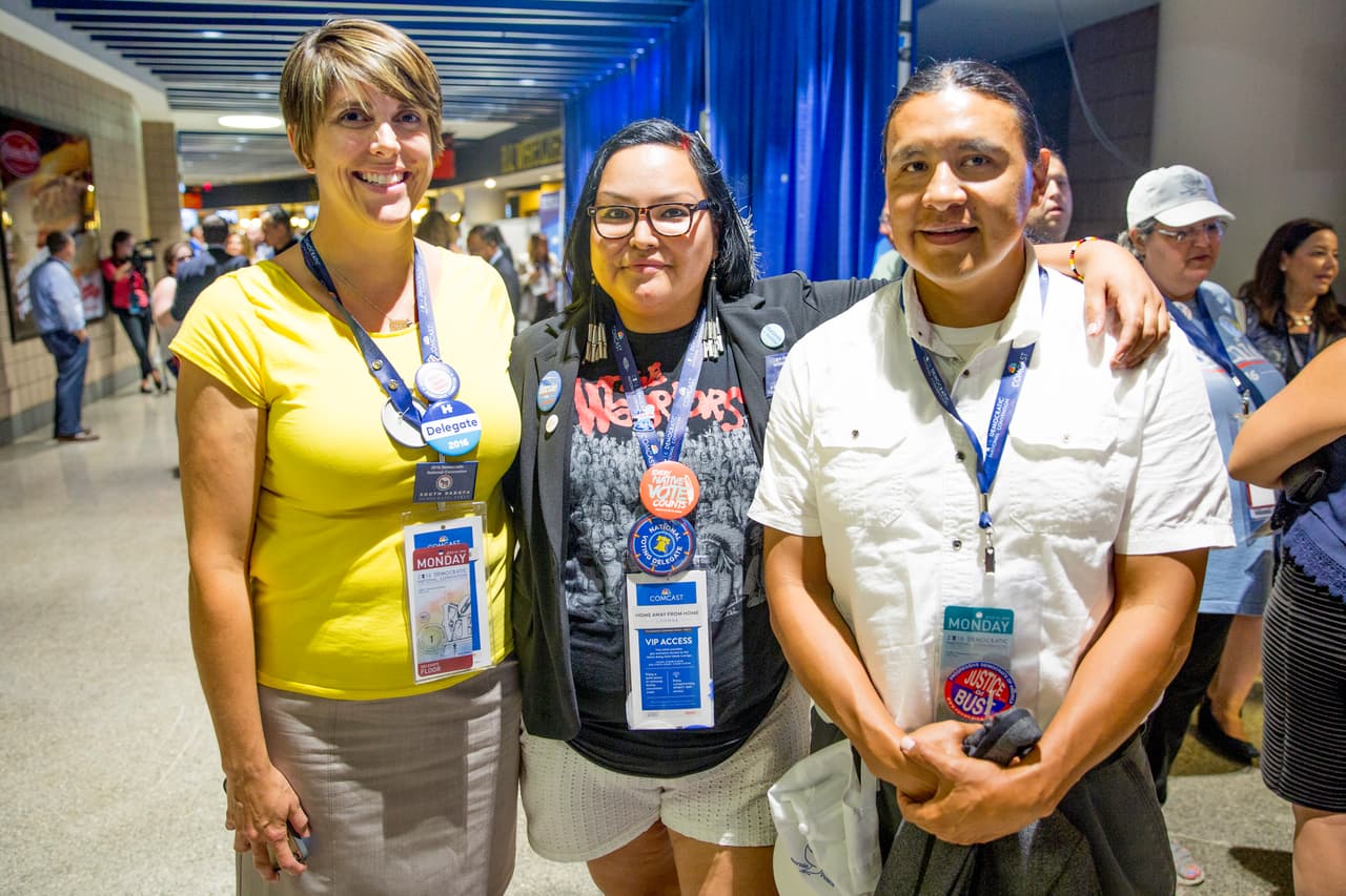 En los pasillos de la convención demócrata de Filadelfia, de Izquierda a derecha: Paula Hawks, candidata a congresista por el estado de Dakota del Sur, Allison Renville, nativa americana, organizadora tribal de Dakota del Norte y Dakota del Sur, y Chase Ironeyes, nativo americano candidato al congreso por Dakota del Norte.