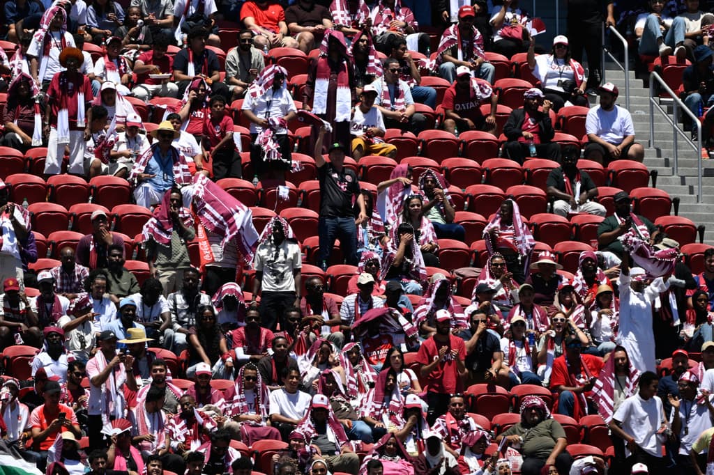 Durante el empate 1-1 entre Qatar y Suiza en el Mundial, se observaron miles de asientos rojos vacíos en el Levi’s Stadium de Santa Clara, pese a una asistencia oficial de 67,966 (cerca de la capacidad). Organizadores señalaron que parte del público veía el juego desde los pasillos internos.