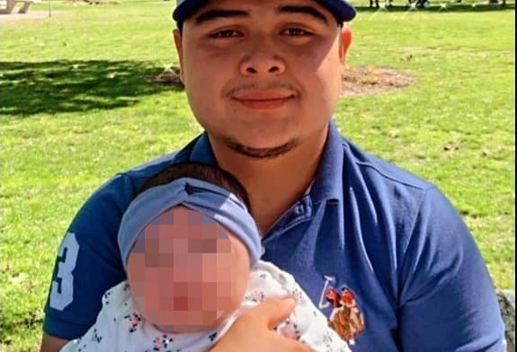 Un padre latino muere en un choque al ir a comprar pañales para su bebé: investigan si fue por una carrera ilegal de autos