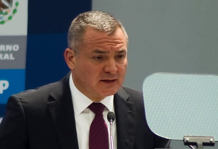 Genaro García Luna. La organización criminal creada por el narcotraficante Joaquín ‘El Chapo’ Guzmán le entregó a Genaro García Luna, quien tuvo cargos de responsabilidad en los gobiernos de Vicente Fox y Felipe Calderón (de 2000 a 2012), presuntos sobornos para asegurar sus cargamentos de droga y obtener información sensible sobre inteligencia, según una acusación interpuesta en una corte federal de Nueva York. En dos ocasiones, el cartel supuestamente le entregó maletas que contenían entre 3 y 5 millones de dólares en efectivo, afirma la Fiscalía. Fue arrestado en Texas el 9 de diciembre de 2019. Su nombre se mencionó en el juicio a ‘El Chapo’.