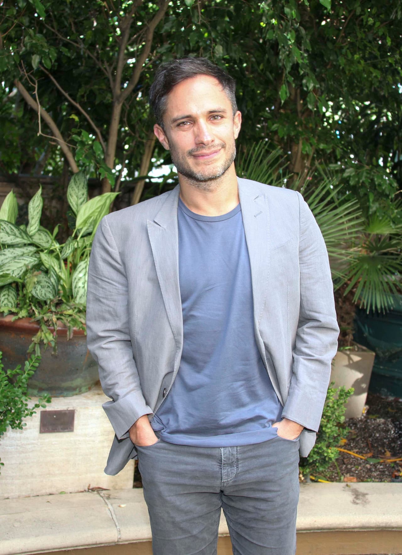 Gael García muy sonriente en la presentación de su más reciente proyecto.