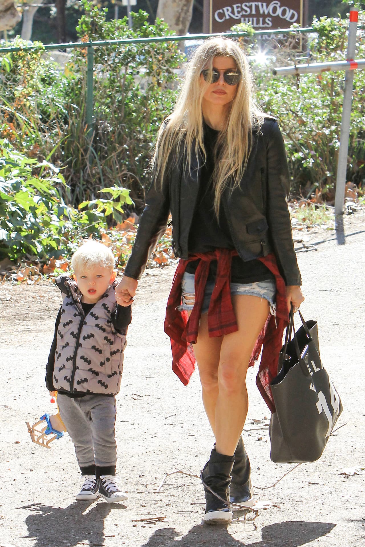 Fergie llevó al parque a su divino hijo Axl.