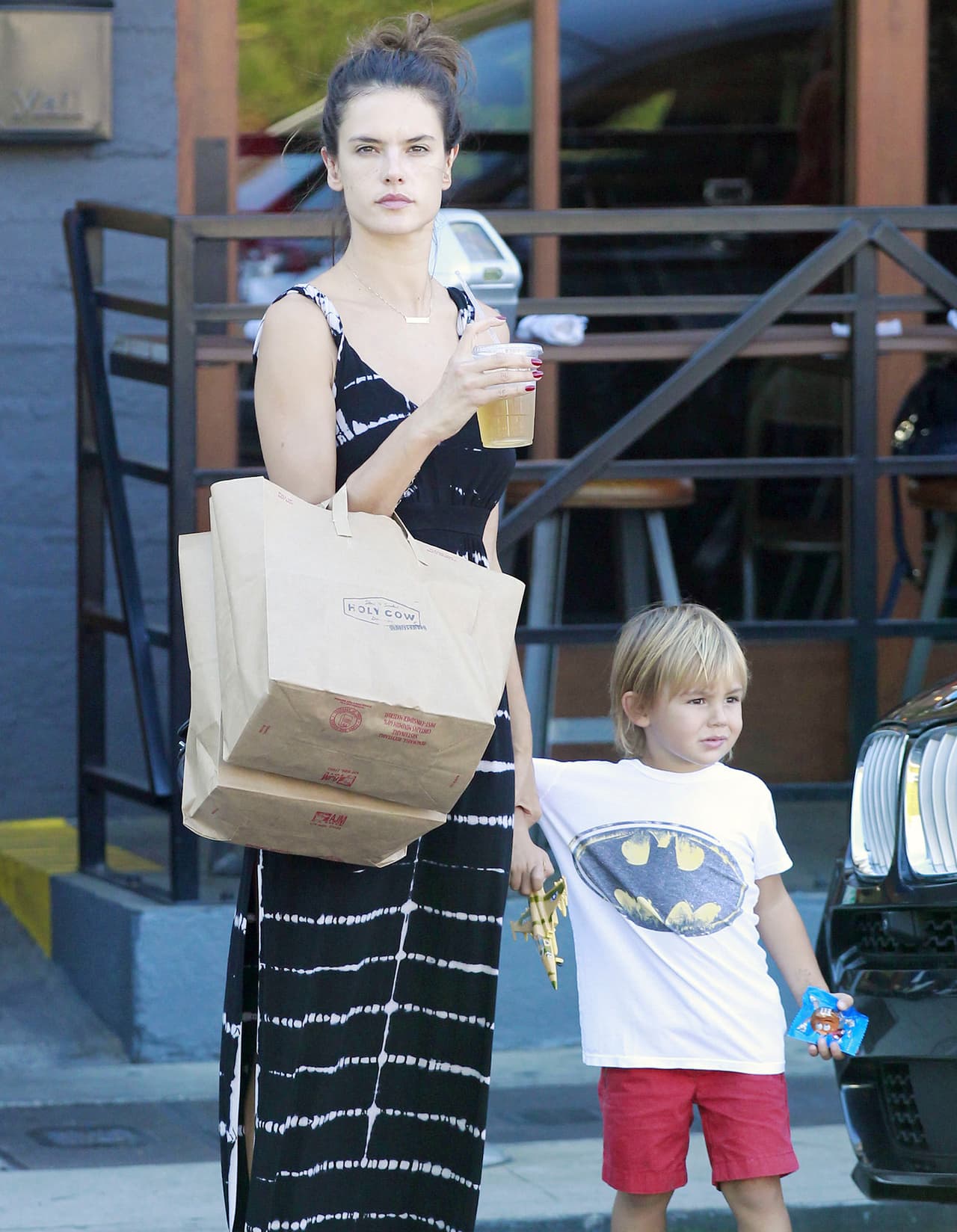 Alessandra Ambrosio de shopping con su pequeño Noah.