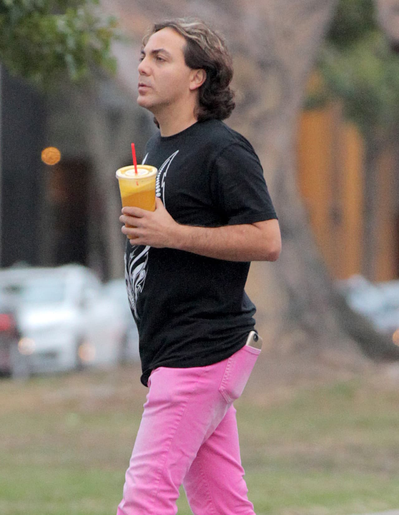 Después se fue con su soda y sus pantalones rosados a bajar la comida...