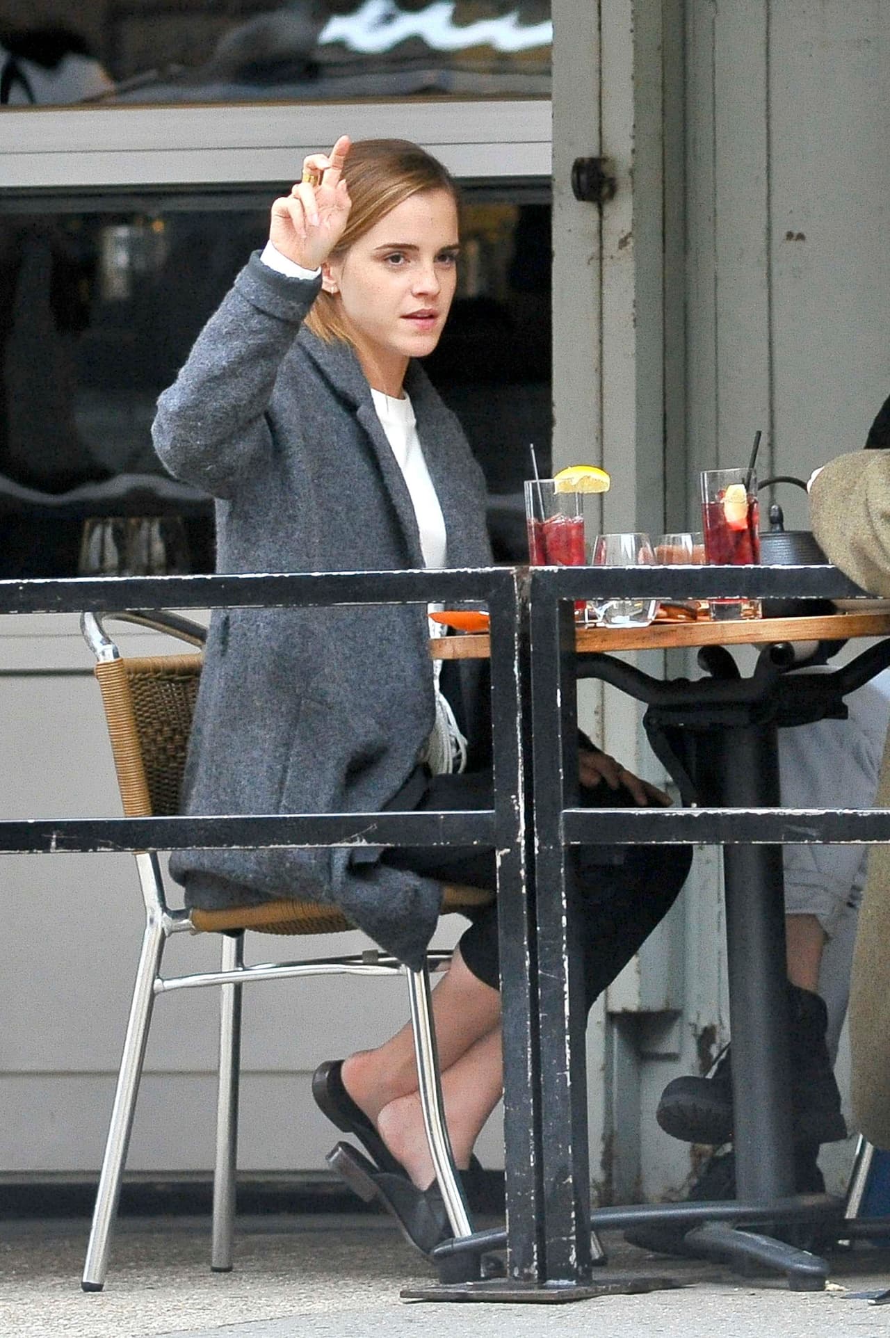 Y en otro lado, Emma Watson parece tener problemas en obtener la atención del mesero.