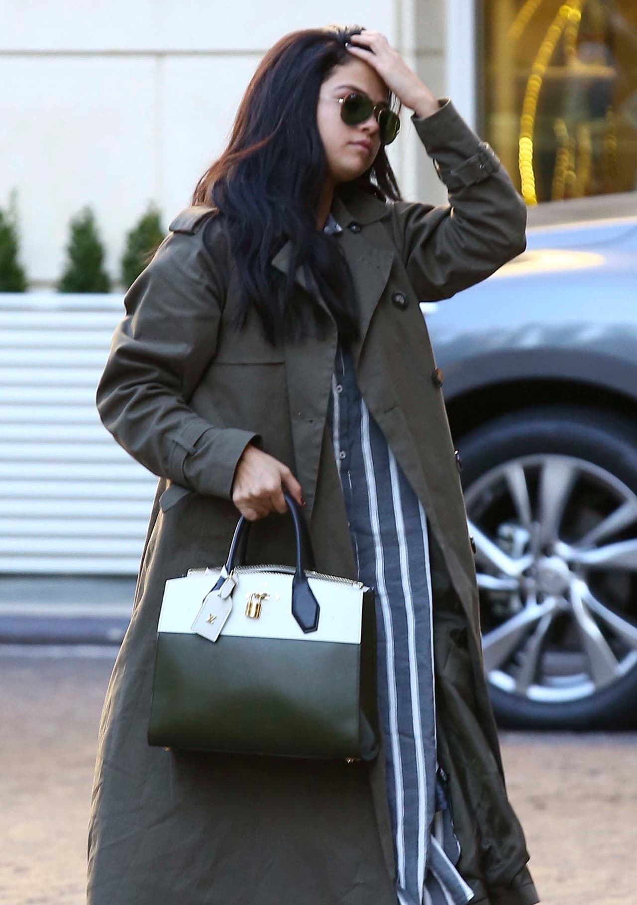 Selena Gomez con un abrigo unas 5 tallas más grande de lo que necesita.