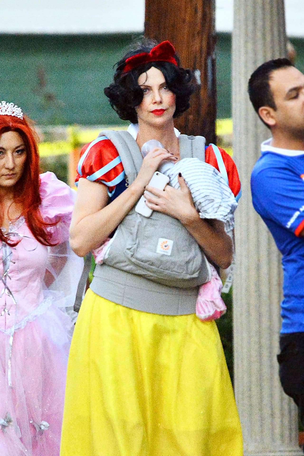 Charlize Theron se disfrazó de Blanca Nieves ya que en la cinta no pudo, por ser la bruja.