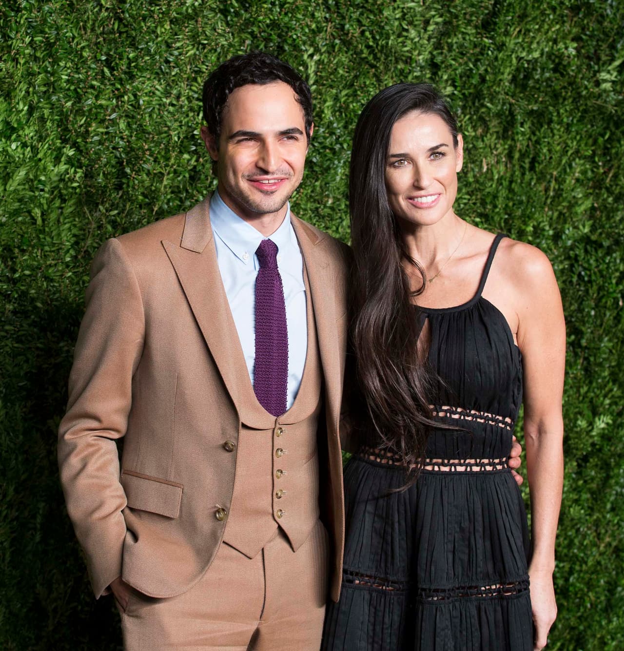 Demi Moore muy bien acompañada del diseñador Zac Posen en una gala.