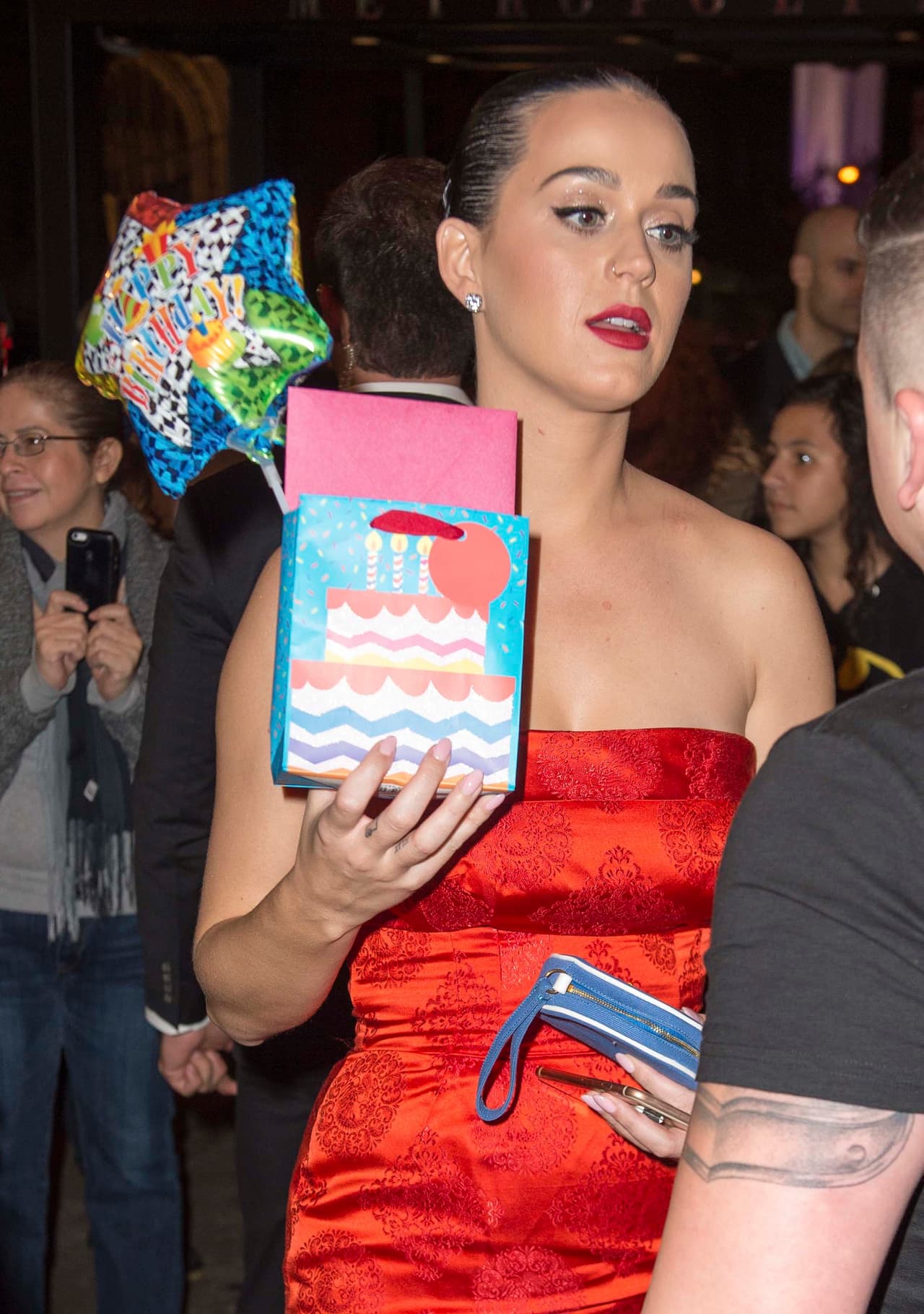 A Katy Perry le dieron unos regalitos... ¿que no le gustaron?