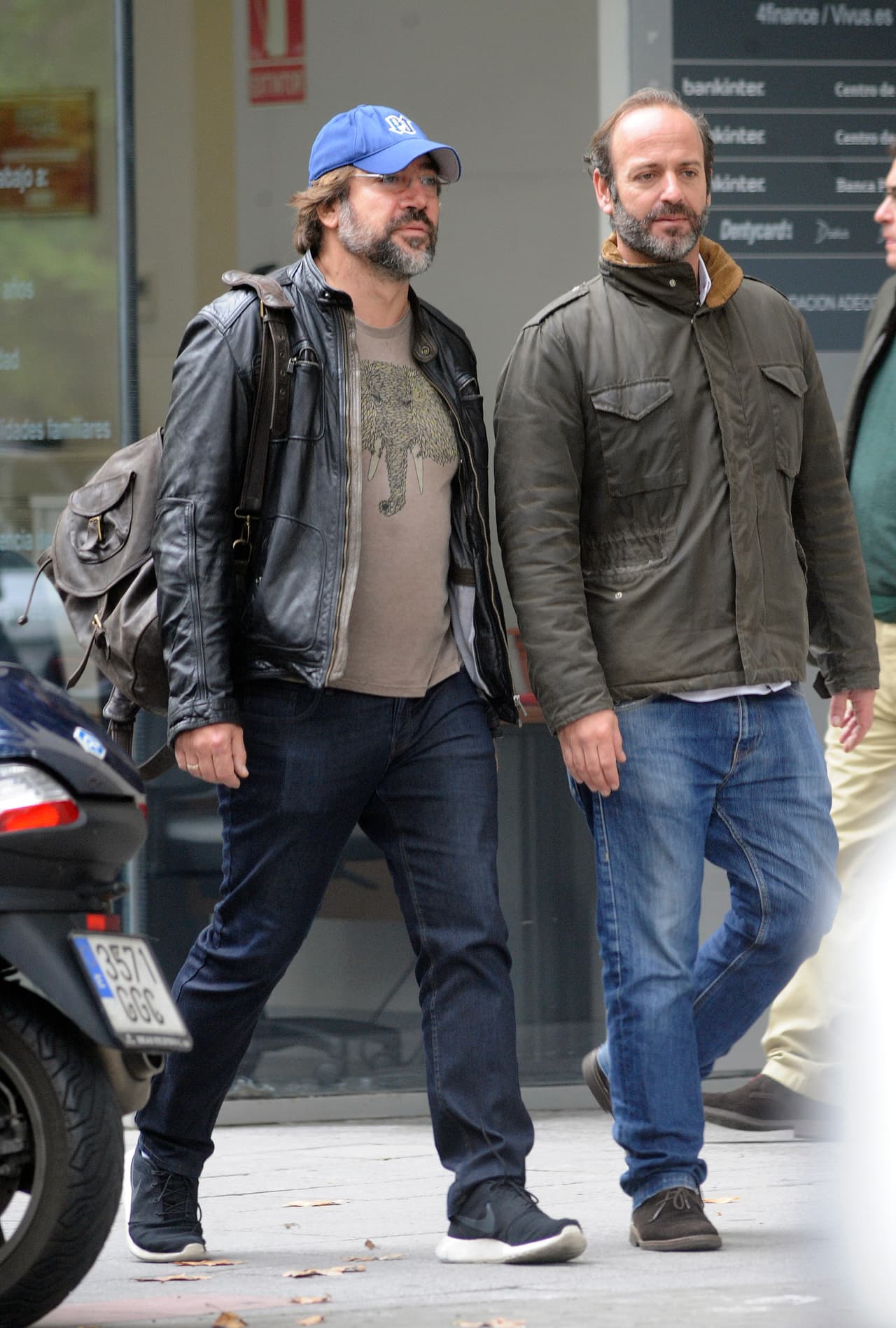 Javier Bardem salió a pasear con un amigo en Madrid.