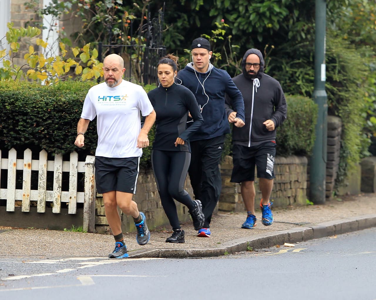 Eso sí, bien resguardados en fila india por guardaespaldas, ¡para que nadie los moleste!