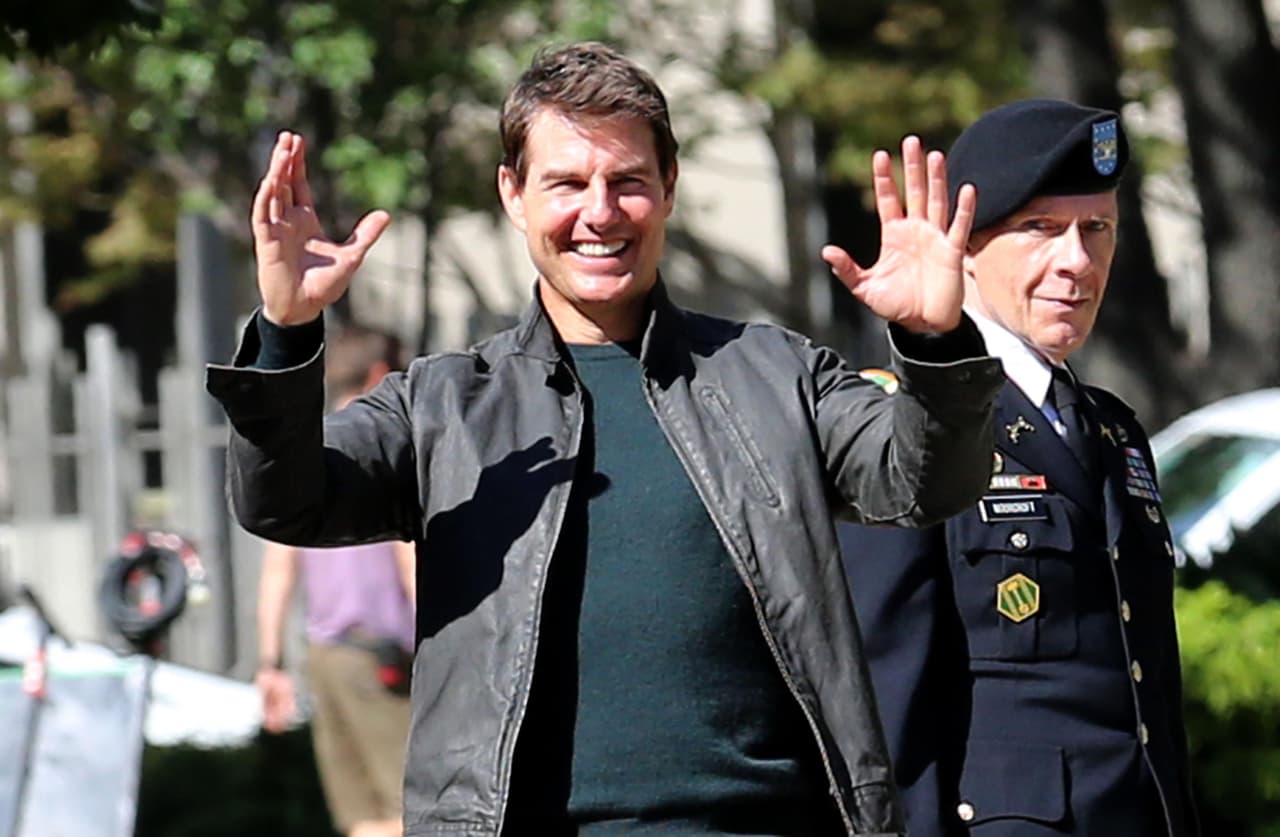 ¿Habrá metido gol? Ese señor atrás nos indica que no... para nada.