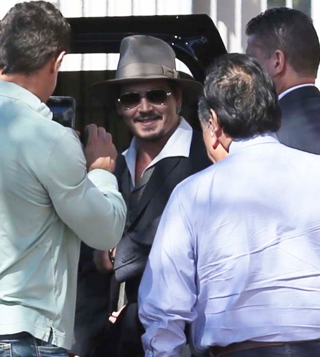 Johnny Depp llegó a un evento y de inmediato fue asediado por la gente.