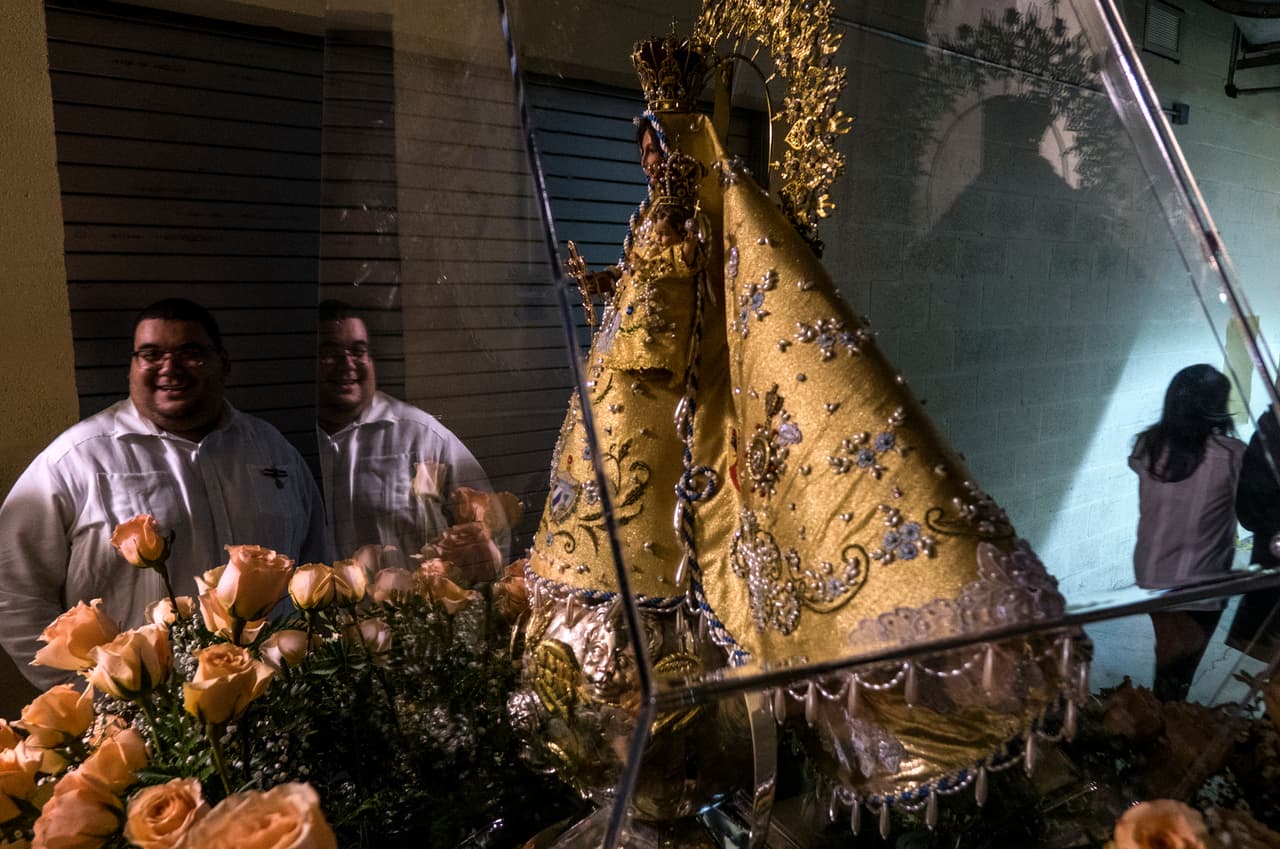 “Cachita”, como es conocida popularmente la imagen que se venera en un santuario cercano a la ciudad de Santiago de Cuba, entró al auditorio de Miami donde la esperaban cerca de 4,000 feligreses, casi todos cubanos.