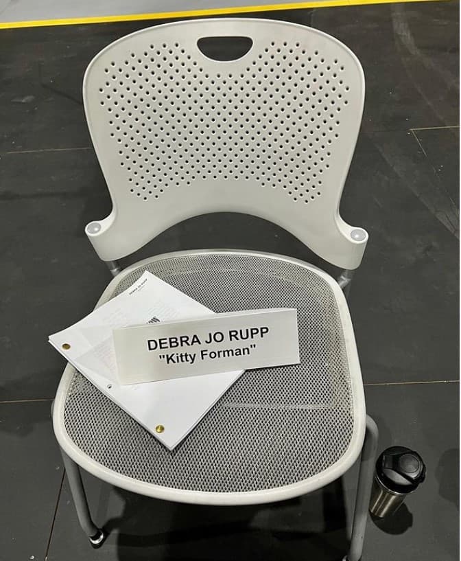 En su cuenta de Instagram la actriz compartió una imagen en la que se le asocia de nuevo con el papel de Kitty Forman para la secuela de Netflix 'That '90s show'. Acompañó la foto con un texto que decía "Y ya hemos empezado", aludiendo a las grabaciones de la nueva serie.