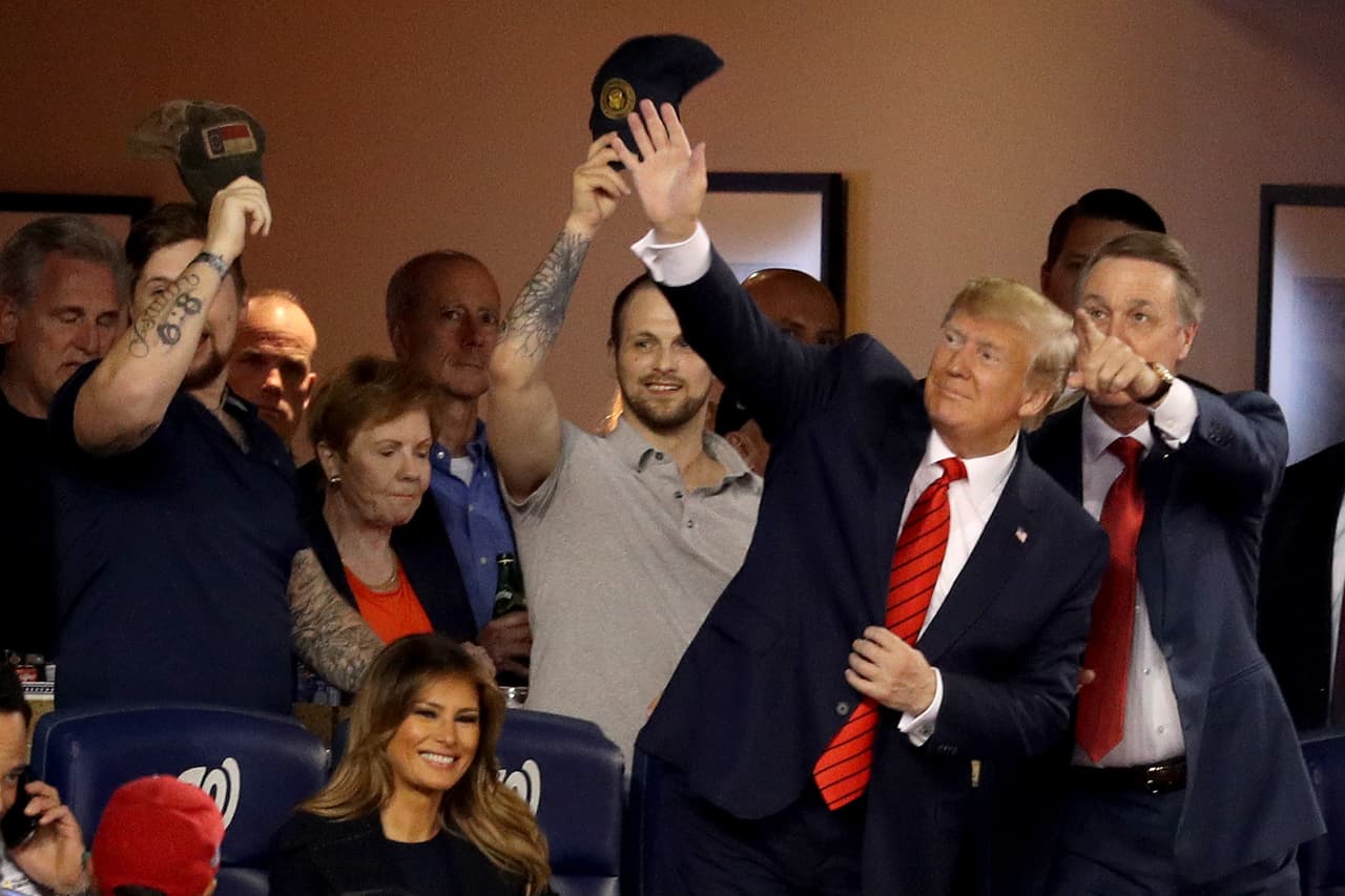 Trump sonrió ante lo sucedido y disfrutó del partido en uno de los palcos del estadio.