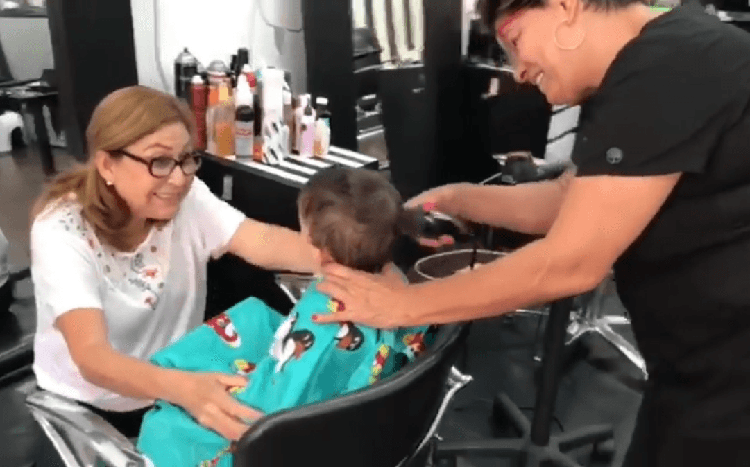 “Mientras una abuela le corta el cabello, su otra abuela lo entretiene”, escribió la conductora de Despierta América junto al video en el que documentó esta segunda vez de Gael en el salón de su abuelita.